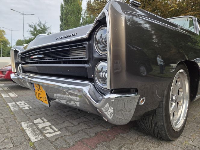 Klasyczna motoryzacja znów zachwyciła Bydgoszcz. „Bydgoskie Klasyki Nocą” przy Torbydzie