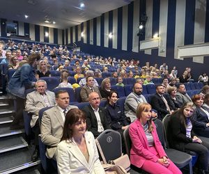 W tym roku na Scenie Teatralnej Miasta Siedlce zaprezentowali się uczestnicy z 19 przedszkoli oraz 27 szkół podstawowych z Siedlec i powiatu siedleckiego.