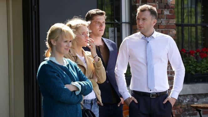 M jak miłość odcinek 1461. Ula (Iga Krefft), Bartek (Arkadiusz Smoleński), Janek (Tomas Kollarik), Sonia (Barbara Wypych)