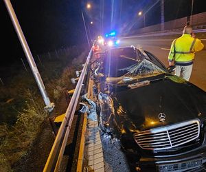 Groźna kolizja na S5 koło Leszna. Mercedes rozbity