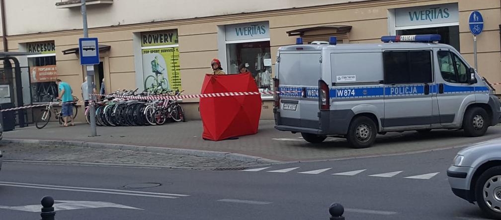 Tragiczny wypadek w centrum Szczecinka. Mężczyzna wypadł z balkonu