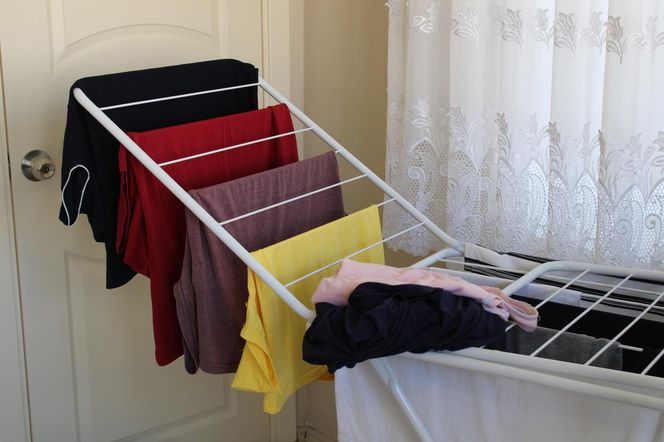 Rozwieś tak mokre pranie na suszarce, a nie będzie śmierdziało stęchlizną. Wyschnie 2 razy szybciej niż zwykle. Suszenie prania 