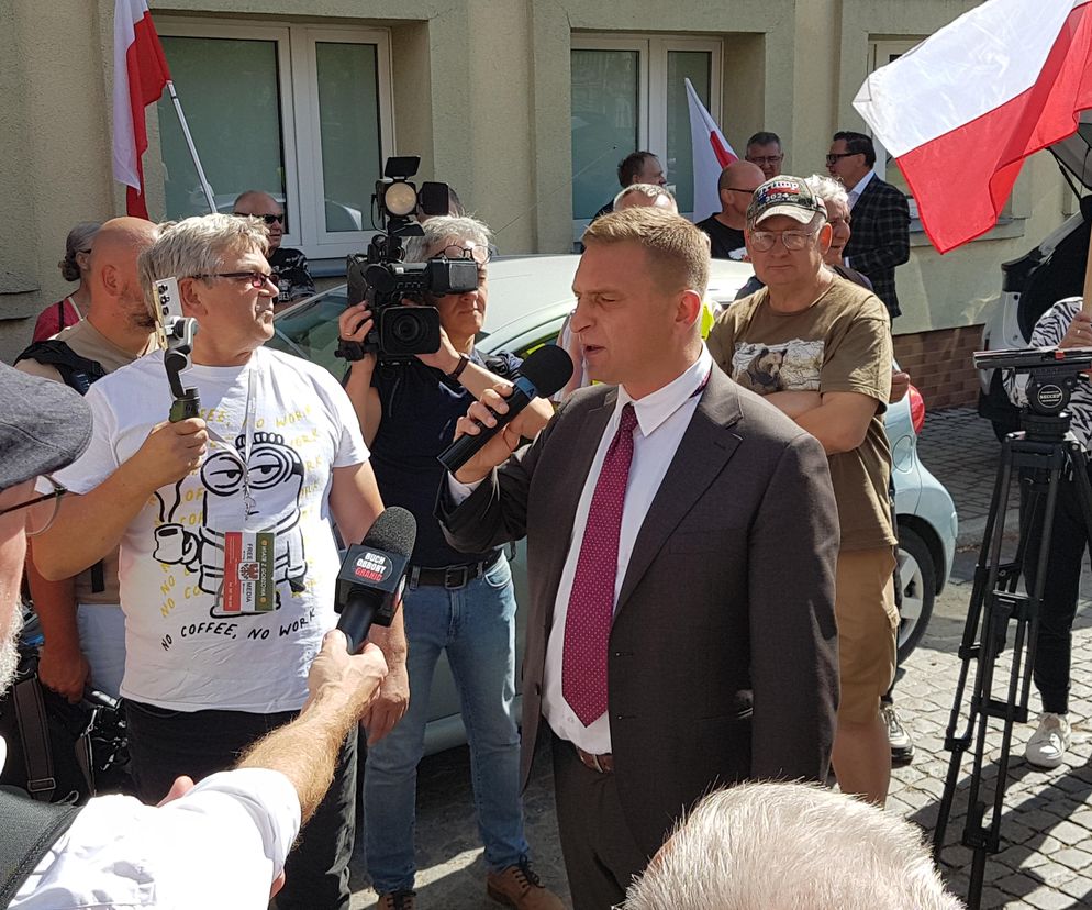 Prokurator postawaił zarzut Robertowi Bąkiewiczowi