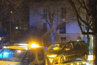 Głośny huk, auto uderzyło w drzewo na ul. Matejki w Gorzowie [ZDJĘCIA]