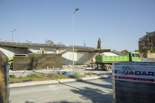 Otwarcie wiaduktu na Trasie Łazienkowskiej kilka miesięcy wcześniej. Już kładą asfalt!