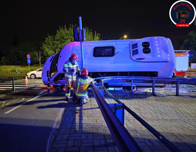 Fatalny wypadek w Warszawie. Bus wywrócił się na drodze, wielu rannych 