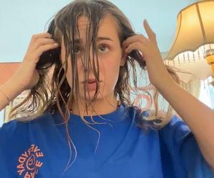 Wiktoria Gąsiewska tonuje włosy