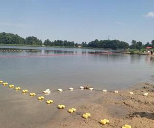 Czerwona flaga na plaży w Gołanicach