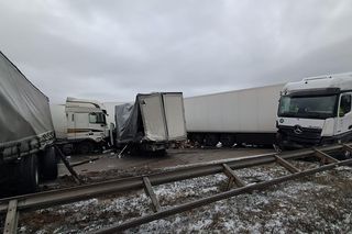 Karambol na autostradzie A4 pod Bolesławcem. Zderzyło się siedem aut, nie żyje kierowca busa 
