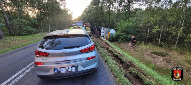 Słodki transport w rowie. Niedaleko Góry tir z cysterną czekolady wpadł do rowu