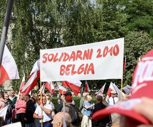 Banery na powitanie Nawrockiego 