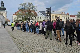 Przeszli przez miasto w milczeniu dla Remka