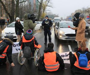 Ostatnie Pokolenie zablokowało Wisłostradę. Furia kierowców. Matka chorego dziecka błagała o przejazd