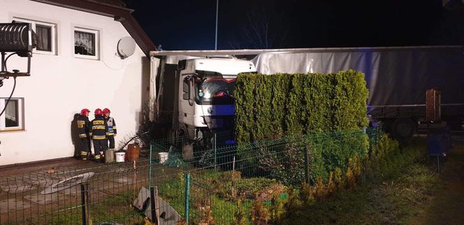 W miejscowości Przydargiń samochód ciężarowy uderzył w budynek mieszkalny. 