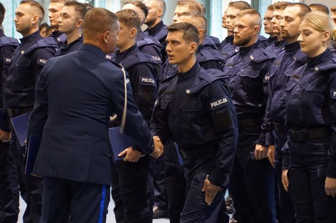 Nowi policjanci wypowiedzieli słowa przysięgi. Na Warmii i Mazurach rekrutacja wciąż trwa [ZDJĘCIA]