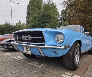 Klasyczna motoryzacja znów zachwyciła Bydgoszcz. „Bydgoskie Klasyki Nocą” przy Torbydzie