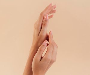 Lniane paznokcie to idealny manicure dla minimalistek