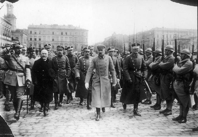 Naczelnik Państwa Józef Piłsudski (w środku) w otoczeniu m.in.: gen. Józefa Hallera (1. z lewej), mjr. Tadeusza Kasprzyckiego i swojego adiutanta Bolesława Wieniawy-Długoszowskiego (na prawo za J. Piłsudskim) przechodzi przed jednym z pułków.