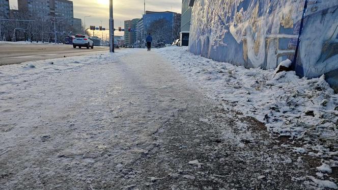 Lód na chodnikach i ulicach we Wrocławiu. Tak ślisko, że można połamać nogi!