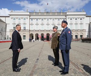 Uroczyste wejście Pary Prezydenckiej do Pałacu Prezydenckiego. Przemarsz ulicami Warszawy