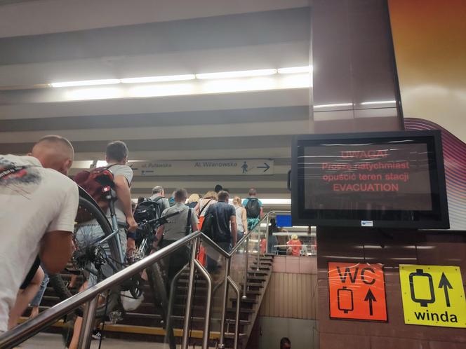 Tak wyglądała ewakuacja warszawskiego metra