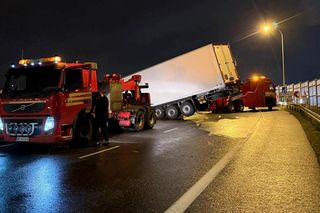 Ciężarówka runęła z nasypu na węźle pod Warszawą