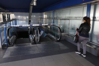 Zamknięte wejście na stację metra w Madrycie 