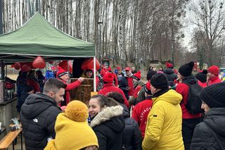 WOŚP 2025 w Olsztynie. Morsy w szczytnym celu wykąpali się w lodowatym jeziorze Ukiel [ZDJĘCIA]