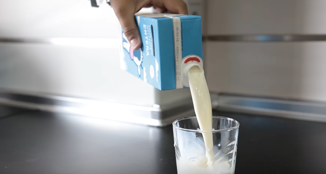 Jak nalewać mleko z kartonu, by nie chlapało? Wystarczy jeden PROSTY trick