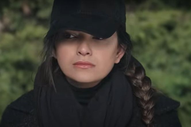 Zuhal idzie na spotkanie z koleżanką, a Seher zostaje u niej w mieszkaniu 