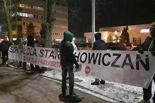 Kaczyński w Starachowicach. Pod kościołem okrzyki Wynocha; Wolna Polska