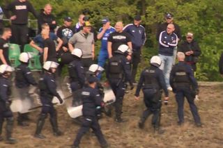 Pseudokibice pobili się na murawie. Poszarpali się o transparent! Interweniowała policja z tarczami