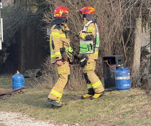 Potężny pożar domu parterowego w Warszawie. Gęsty dym widać było z kilku kilometrów