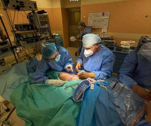 Operacja pacjentki z nowotworem oczodołu
