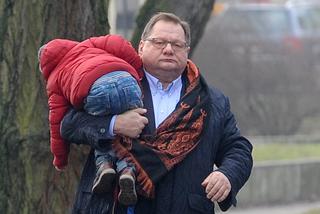Ryszard Kalisz na rodzinnym spacerze z synkiem [ZDJĘCIA]