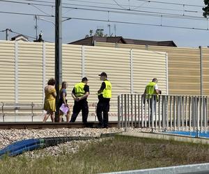 Tragedia w Kobyłce. Pieszy nie żyje, wpadł pod pociąg. 200 osób ewakuowanych	