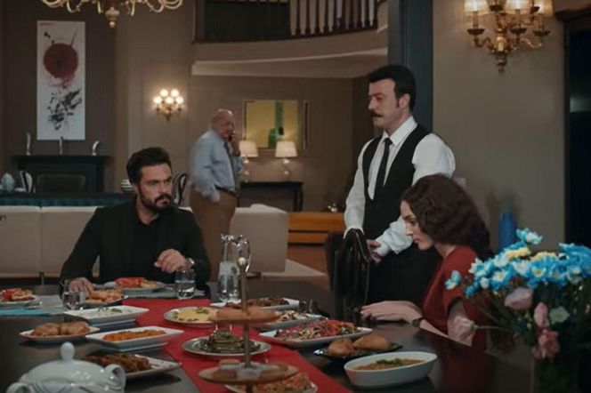 Podczas kolacji Nana zostanie poproszona do stołu 