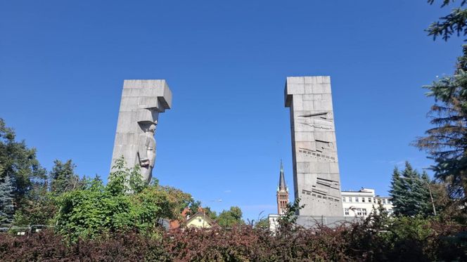 Pomnik "szubienic" w Olsztynie. Nawrocki i Kaczyński chcieli go zburzyć
