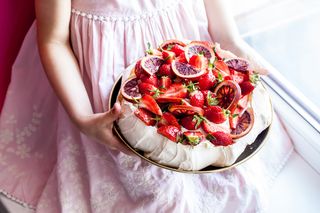Tort bezowy Pavlova: przepis według Magdy Gessler