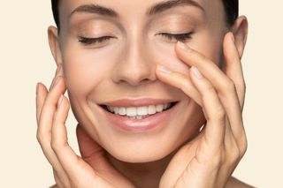 Makijaż, który zachwyca. Perfumy, które uwodzą –  wiosenna kosmetyczka od Eisenberg Paris