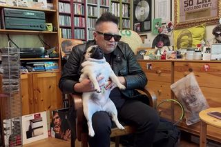 Muniek Staszczyk pokazał, jak mieszka. Uwielbiam tandetne pamiątki