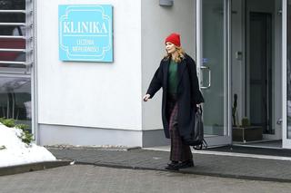 Barwy szczęścia odc. 2072 - opis, streszczenie: Sadowski udaje się do kliniki leczenia niepłodności. Mija się przelotem z Izą Małek