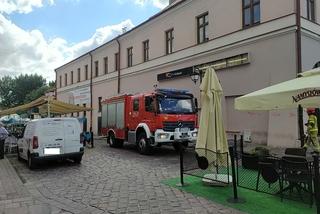 Trzy zastępy straży pożarnej przy Rynku w Rzeszowie. Co się stało?