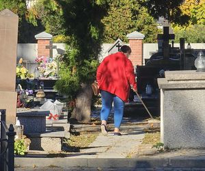 Polacy masowo sprzątają groby przed 1 listopada