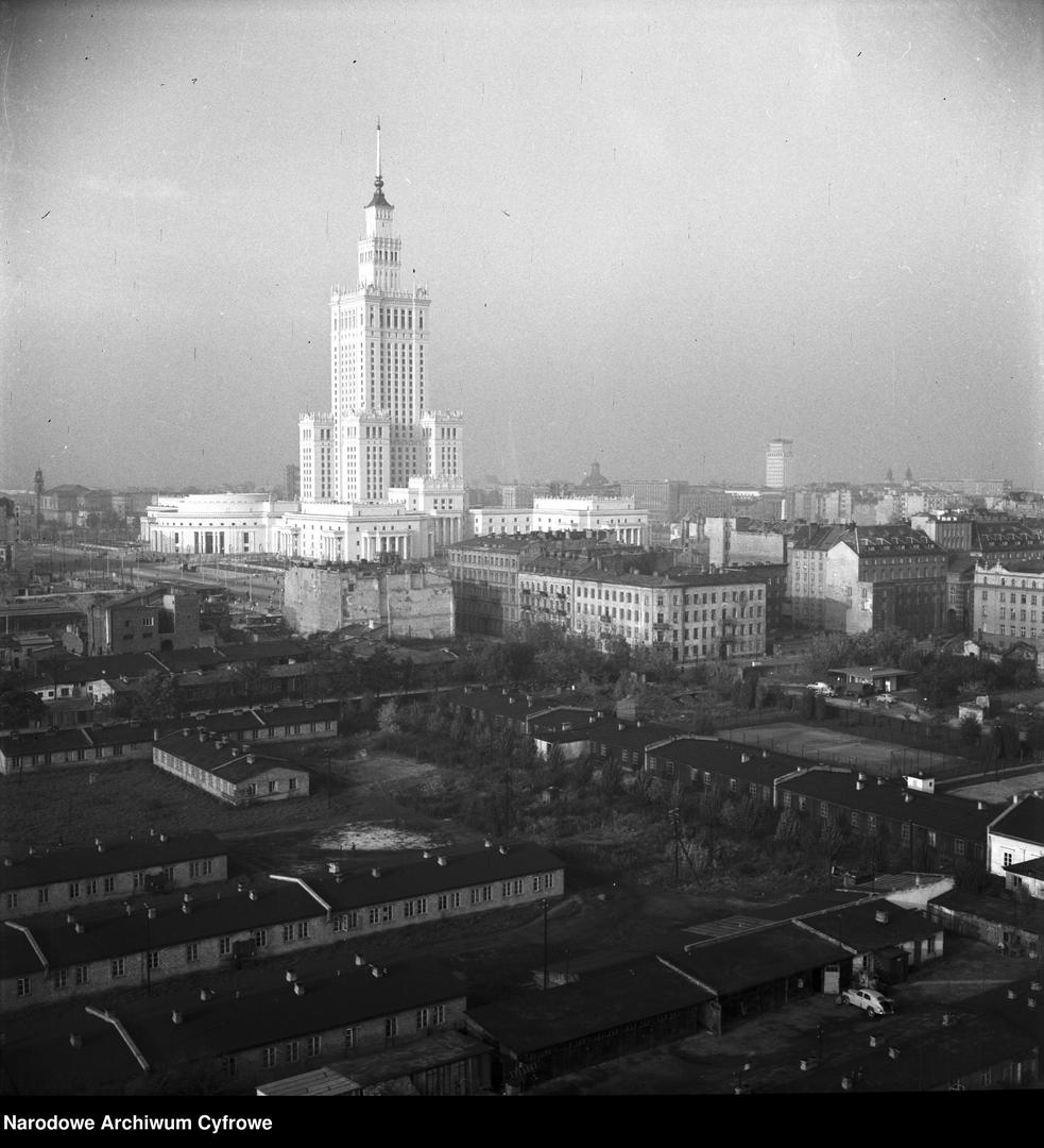 Czysty Pałac Kultury i Nauki w Warszawie - zobacz stare zdjęcia. Tak wyglądał bez warstwy brudu