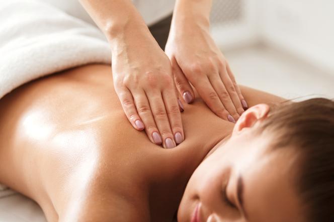 Kobieta podczas masażu leczniczego