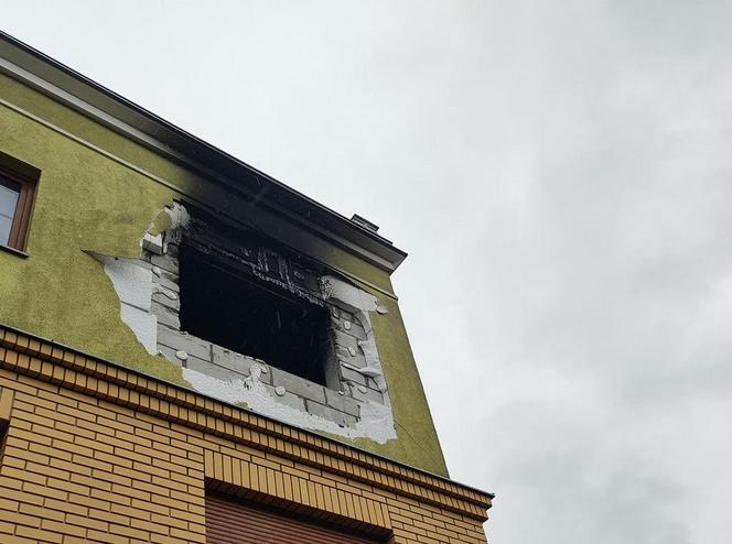 Śrem. Potężny wybuch w domu wielorodzinnym. Szyby wyleciały z okien, 30-letni Ukrainiec w stanie ciężkim