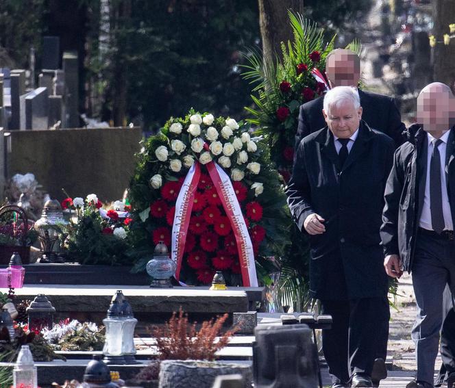 Kaczyński na grobie ukochanej mamy