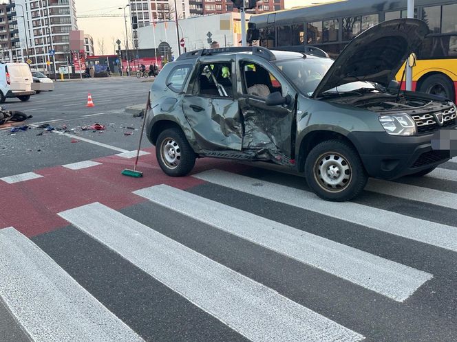 Śmiertelny wypadek na Ursynowie. Morocyklista wjechał w bok osobówki. Nie żyje