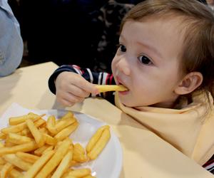 Czy hamburger i frytki zrobią jej krzywdę?. Dietetycy mówią, kiedy możesz podać dziecku fast foody